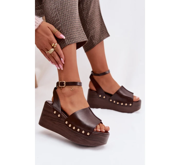 Dámské sandály na platformě se zlatými sponami čokoládové model 21960939 - Boto