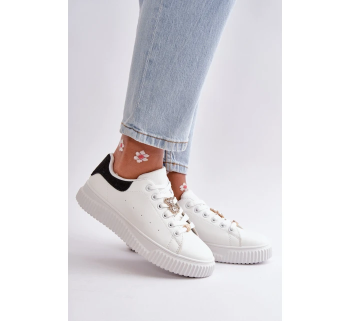 Nízké Tenisky Z Eko Kůže S Přívěsky model 21667696 - Boto Nízké Tenisky Z Eko Kůže S Přívěsky model 21667696 - Boto