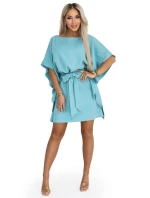 model 22015591 SOFIA Motýlí šaty se zavazováním v pase pastelově tyrkysové - numoco model 22015591 SOFIA Motýlí šaty se zavazováním v pase pastelově tyrkysové - numoco