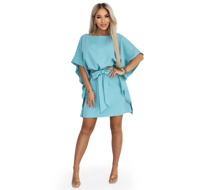 model 22015591 SOFIA Motýlí šaty se zavazováním v pase pastelově tyrkysové - numoco model 22015591 SOFIA Motýlí šaty se zavazováním v pase pastelově tyrkysové - numoco