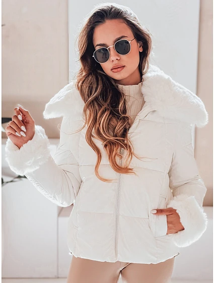 Dámská prošívaná krátká bunda s kožešinou TY5070 bílá - FashionStreet Dámská prošívaná krátká bunda s kožešinou TY5070 bílá - FashionStreet