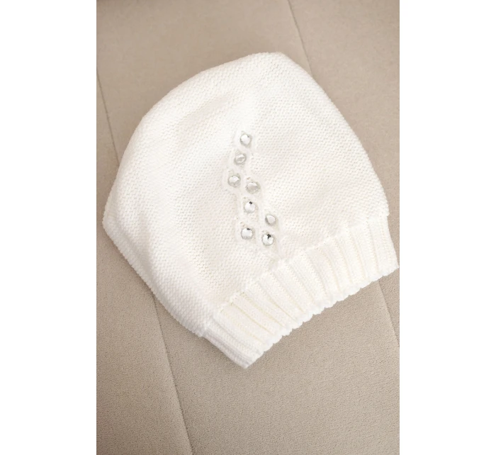 Dámská zimní čepice s ozdobným květinou a zirkony K400 bílá