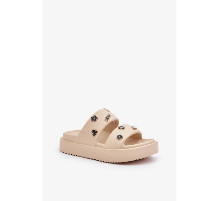 Dámské pěnové pantofle s ozdobnými připínkami – béžové