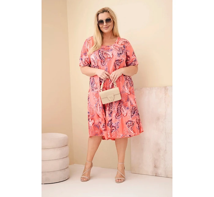 Dámské viskózové šaty Plus Size s krátkým rukávem a model 22043106 střihem malinová - K-Fashion
