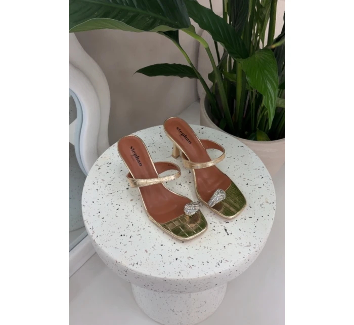 Dámské lodičky na podpatku s ozdobným detailem Zlaté Lorissa