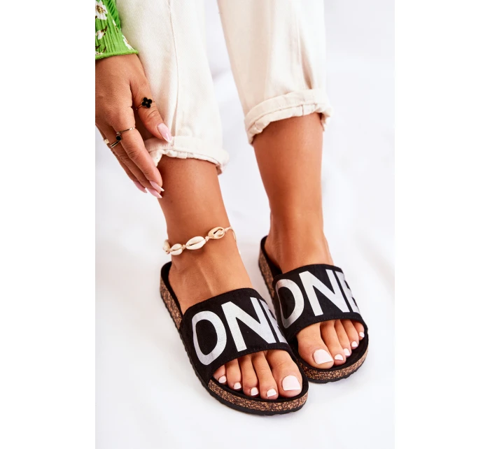 Klasické nazouvací pantofle s nápisem Černá a stříbrne model 21585871 - EVENTO