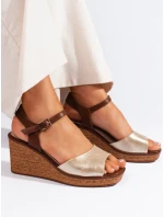 Moderní dámské  sandály zlaté na klínku