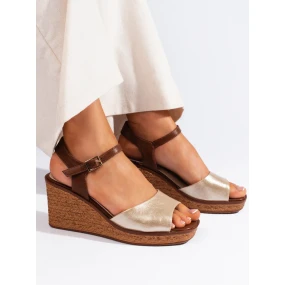 Moderní dámské  sandály zlaté na klínku