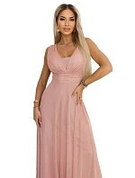Dlouhé maxi šaty s a hlubokým výstřihem pudrově růžové model 22085441 - numoco basic Dlouhé maxi šaty s a hlubokým výstřihem pudrově růžové model 22085441 - numoco basic