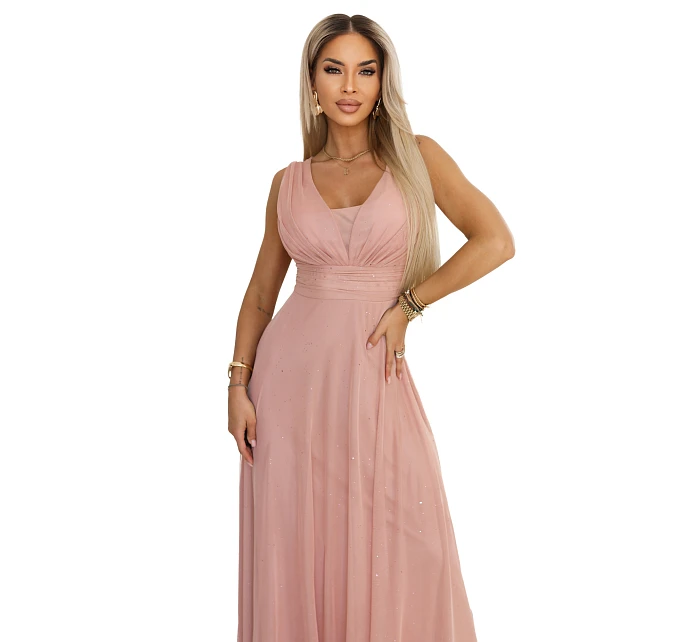 Dlouhé maxi šaty s a hlubokým výstřihem pudrově růžové model 22085441 - numoco basic Dlouhé maxi šaty s a hlubokým výstřihem pudrově růžové model 22085441 - numoco basic
