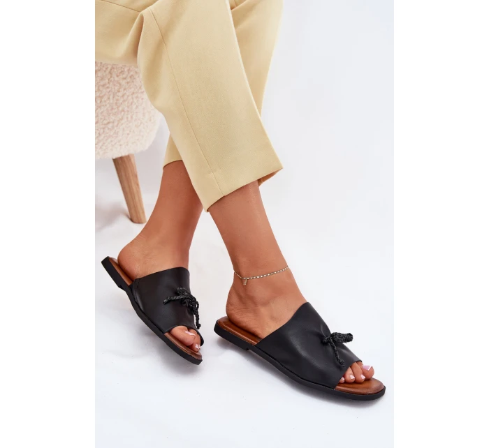 Dámské pantofle na plochém podpatku s ozdobným vázáním černé Norela Dámské pantofle na plochém podpatku s ozdobným vázáním černé Norela