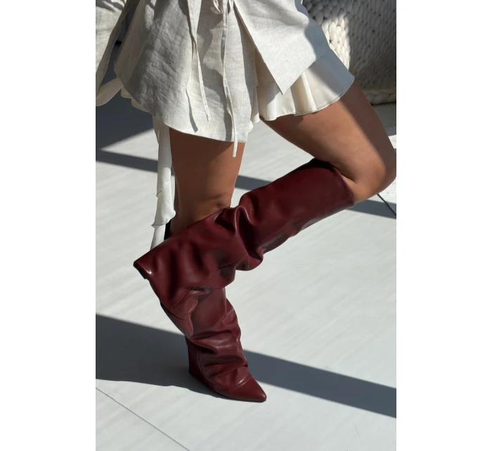 Zateplené dámské kozačky s vytočeným horním lemem na podpatku bordó Elivira