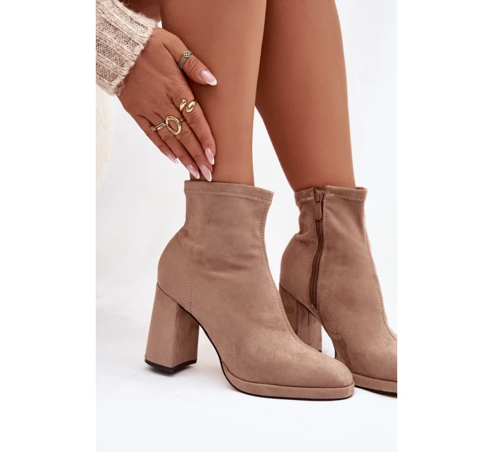 Dámské kotníkové boty z eko semiše na podpatku béžové Karvella Dámské kotníkové boty z eko semiše na podpatku béžové Karvella