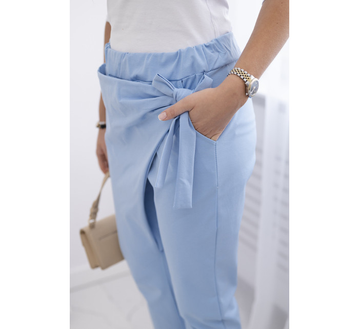Kalhoty svázané asymetrickým předním dílem modré barvy