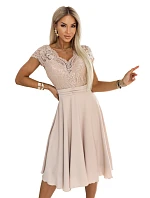 šifonové šaty s krajkovým výstřihem béžové model 22104257 - numoco