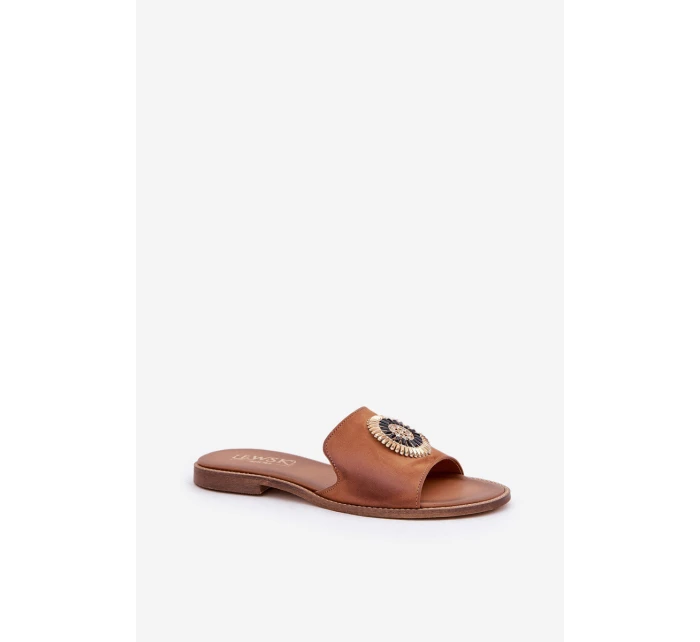 Kožené pantofle s ozdobou na plochém podpatku Zazoo model 21682258 Camel - Boto Kožené pantofle s ozdobou na plochém podpatku Zazoo model 21682258 Camel - Boto