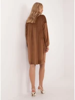 Šaty DHJ SK model 20546647 světle hnědé - FPrice Šaty DHJ SK model 20546647 světle hnědé - FPrice