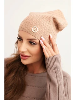 Dámská čepice s proužky a ozdobným knoflíkem s příměsí vlny a modalu camelová