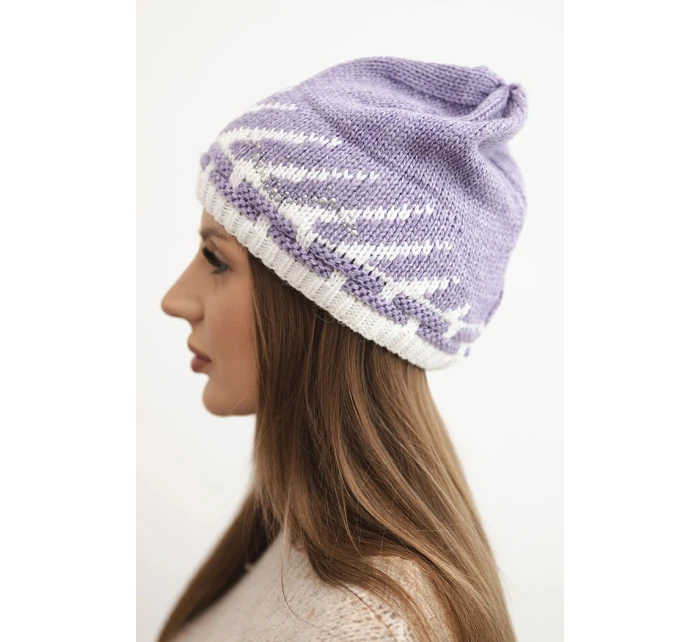 Zimní dámská čepice z vlny s geometrickým vzorem a kamínky K469 fialová