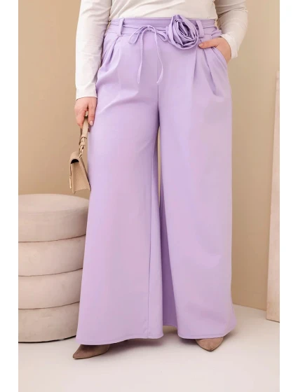 Dámské kalhoty Plus Size s širokou nohavicí a ozdobným květem v pase fialové