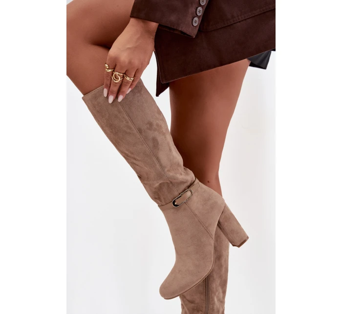 Dámské kozačky na podpatku se zlatým přezkou vyhřívané béžové model 21714343 - Boto