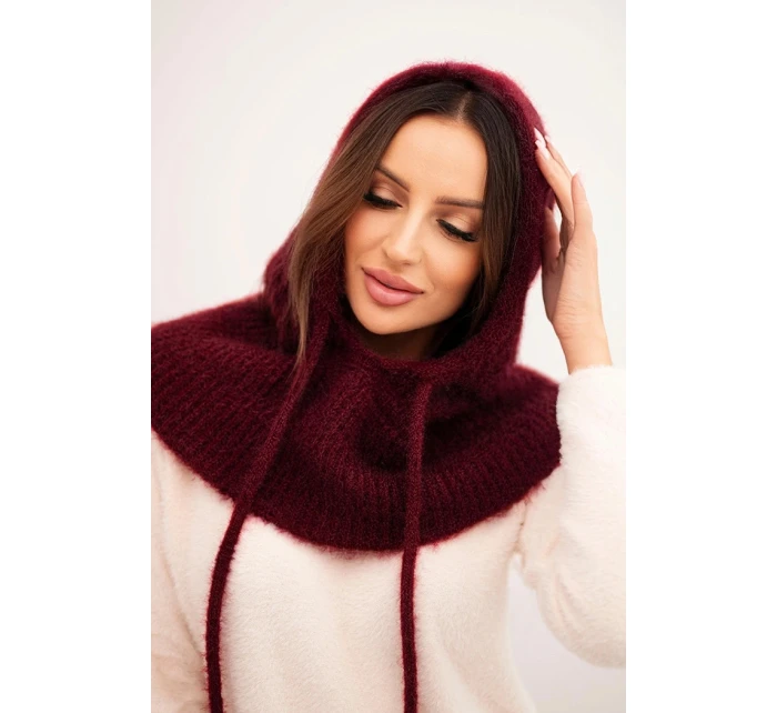 Dámská čepice s kapucí, šněrováním a copánkovým vzorem bordová