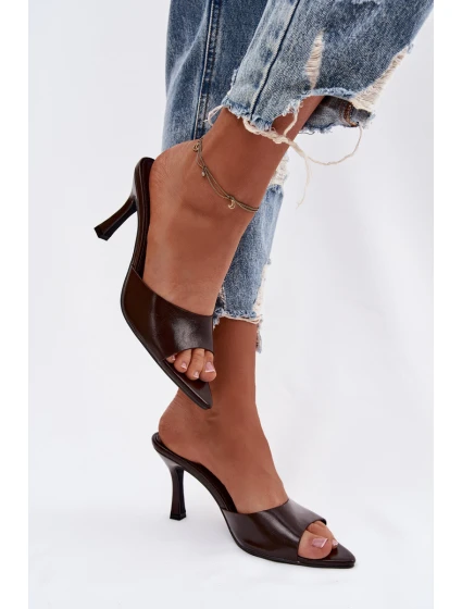 Lakované dámské nazouváky na podpatku čokoládové model 21918908 - Boto Lakované dámské nazouváky na podpatku čokoládové model 21918908 - Boto