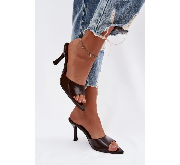 Lakované dámské nazouváky na podpatku čokoládové model 21918908 - Boto Lakované dámské nazouváky na podpatku čokoládové model 21918908 - Boto