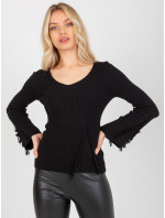 Klasický černý svetr s žebrovaným výstřihem