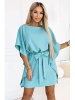 model 22015591 SOFIA Motýlí šaty se zavazováním v pase pastelově tyrkysové - numoco model 22015591 SOFIA Motýlí šaty se zavazováním v pase pastelově tyrkysové - numoco