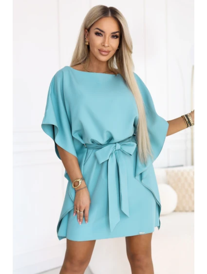 model 22015591 SOFIA Motýlí šaty se zavazováním v pase pastelově tyrkysové - numoco model 22015591 SOFIA Motýlí šaty se zavazováním v pase pastelově tyrkysové - numoco