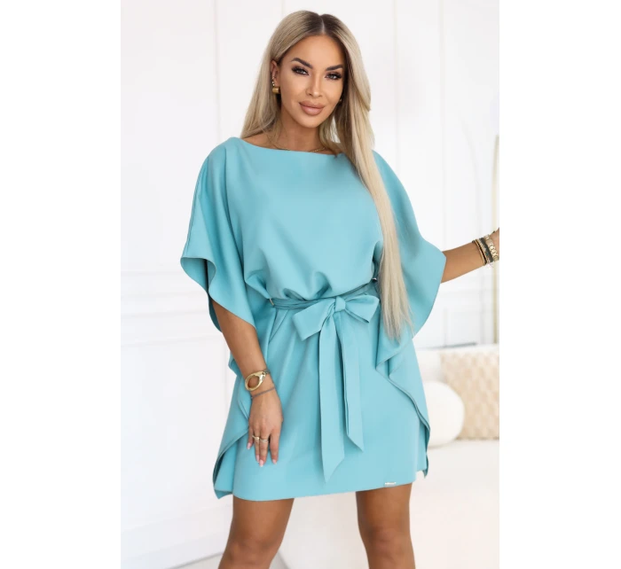 model 22015591 SOFIA Motýlí šaty se zavazováním v pase pastelově tyrkysové - numoco model 22015591 SOFIA Motýlí šaty se zavazováním v pase pastelově tyrkysové - numoco