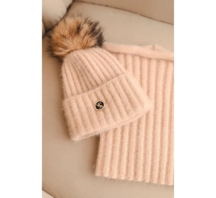 Dámská zimní souprava s bambulí a nákrčníkem béžová