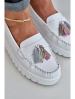 Kožené dámské mokasíny s třásněmi na platformě a klínu bílé model 21685448 - EVENTO