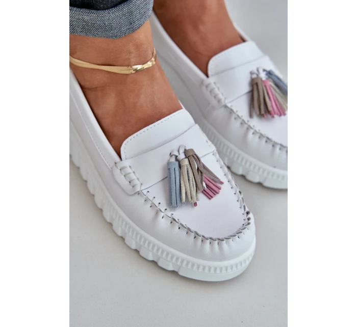 Kožené dámské mokasíny s třásněmi na platformě a klínu bílé model 21685448 - EVENTO