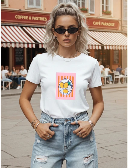 Koszulka damska bawełniana z nadrukiem biała model 22277236 - FashionStreet Koszulka damska bawełniana z nadrukiem biała model 22277236 - FashionStreet