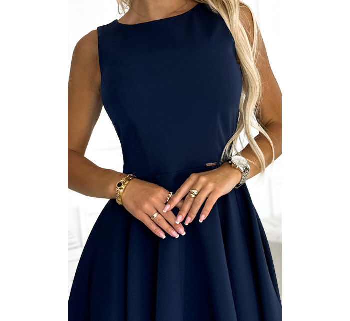Tmavě modré elegantní dámské šaty s delší zadní částí model 18838303 - numoco