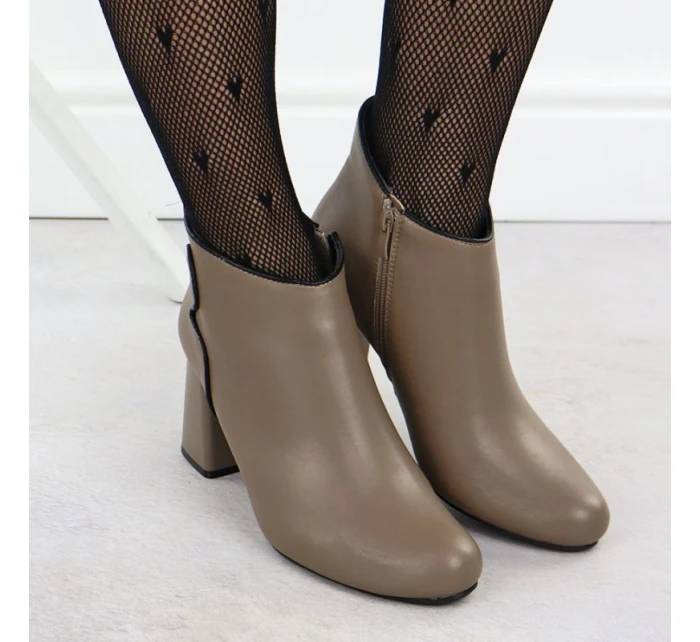 Elegantní kožené boty na jehlovém podpatku béžové model 21905510 - JEZZI Elegantní kožené boty na jehlovém podpatku béžové model 21905510 - JEZZI