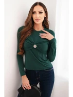 Dámská blůza z viskózy model 21468686 s nařasením a broží tmavě zelená - K-Fashion