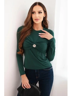 Dámská blůza z viskózy model 21468686 s nařasením a broží tmavě zelená - K-Fashion