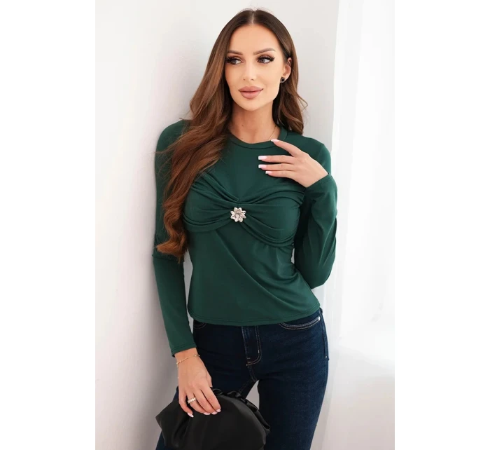 Dámská blůza z viskózy model 21468686 s nařasením a broží tmavě zelená - K-Fashion