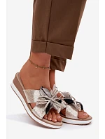 Kožené nazouváky na platformě s dekorativním květem S.Barski GR61-5989 Zlaté Kožené nazouváky na platformě s dekorativním květem S.Barski GR61-5989 Zlaté