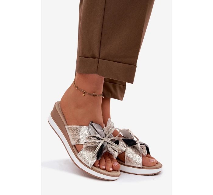 Kožené nazouváky na platformě s dekorativním květem S.Barski GR61-5989 Zlaté Kožené nazouváky na platformě s dekorativním květem S.Barski GR61-5989 Zlaté