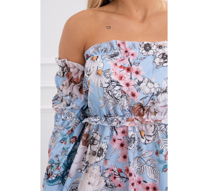Květinové šaty na ramenou azurové barvy