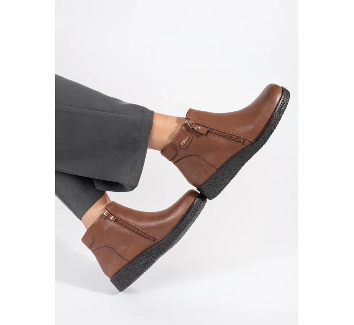 Trendy hnědé dámské  kotníčkové boty na plochém podpatku
