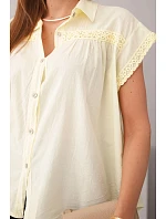 Dámská bavlněná košilová halenka s krajkou a krátkým rukávem žlutá Dámská bavlněná košilová halenka s krajkou a krátkým rukávem žlutá