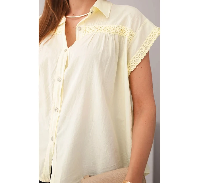 Dámská bavlněná košilová halenka s krajkou a krátkým rukávem žlutá Dámská bavlněná košilová halenka s krajkou a krátkým rukávem žlutá