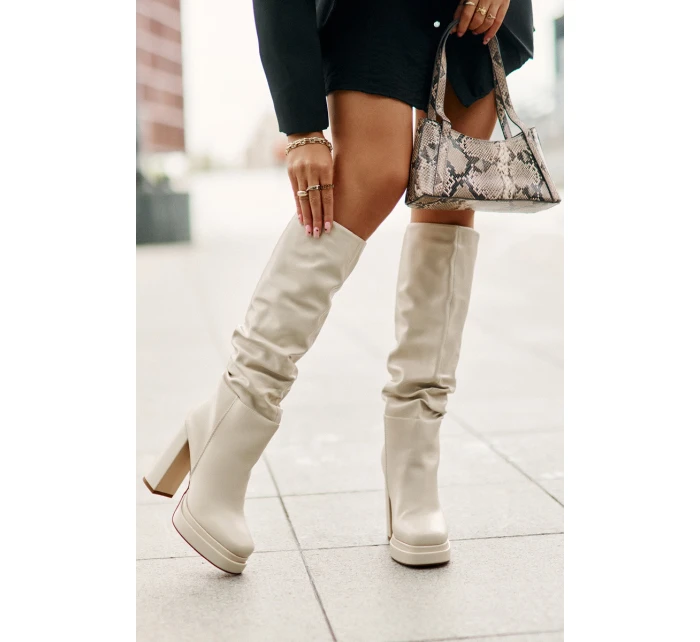 Nazouvací kozačky na podpatku a platformě s nařasením zateplené světle béžové model 21677834 - Boto Nazouvací kozačky na podpatku a platformě s nařasením zateplené světle béžové model 21677834 - Boto