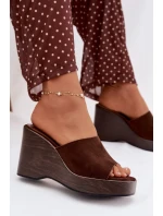 pantofle na platformě čokoládové model 21919265 - Boto
