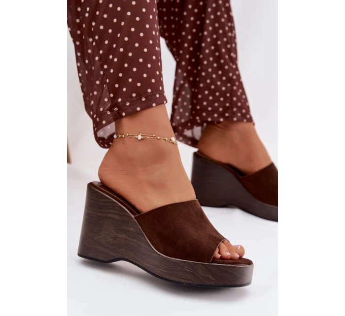 pantofle na platformě čokoládové model 21919265 - Boto